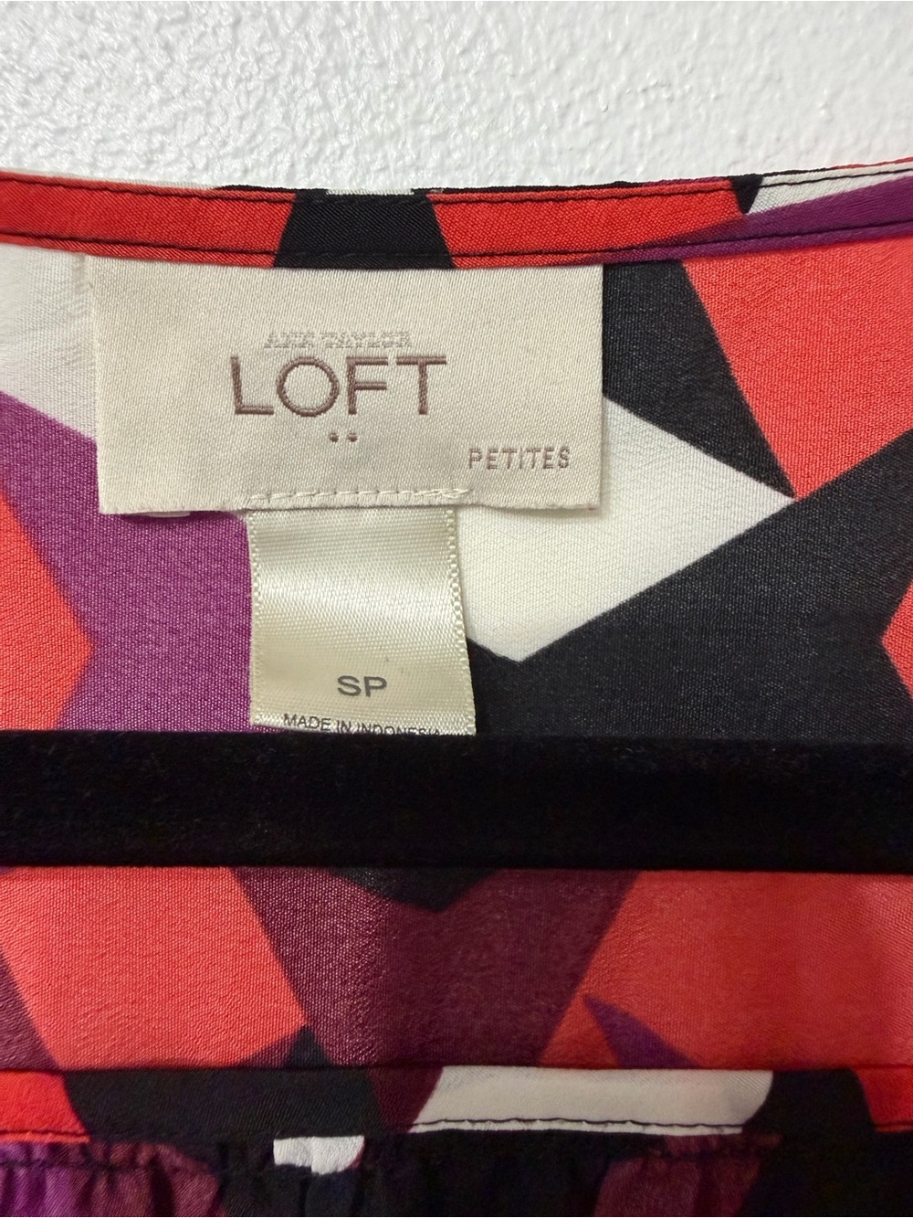 LOFT Women Petites PS Sleeveless Geometric V-Neck Tie Front Blouse Multicolor - Picture 2 of 3